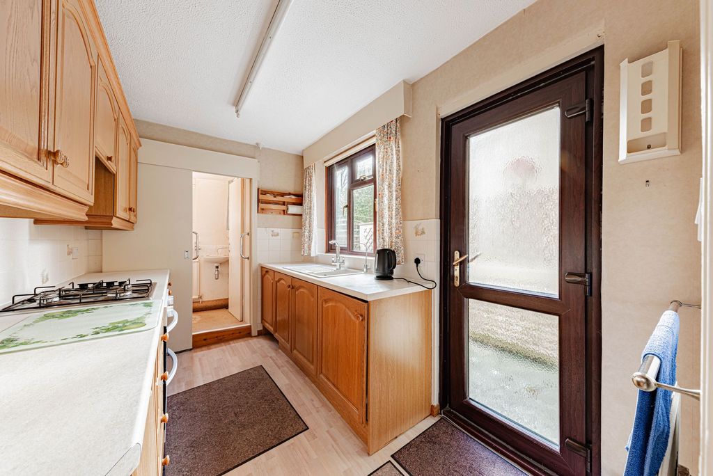 Property photo 2 of 19 Kitchen (1)