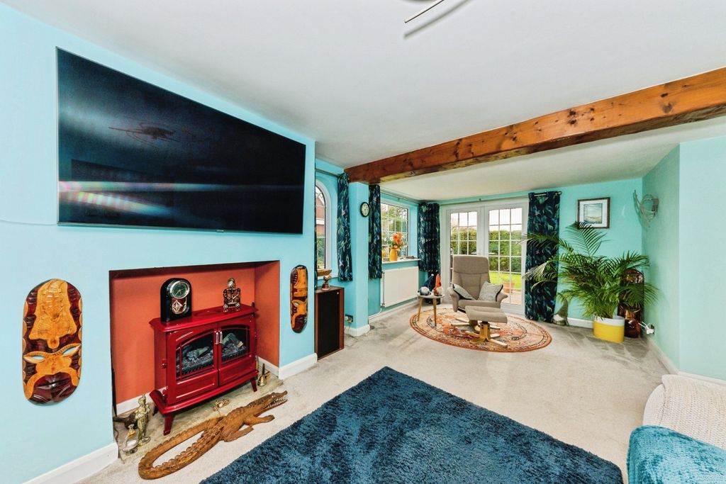 Property photo 2 of 27 Lounge.