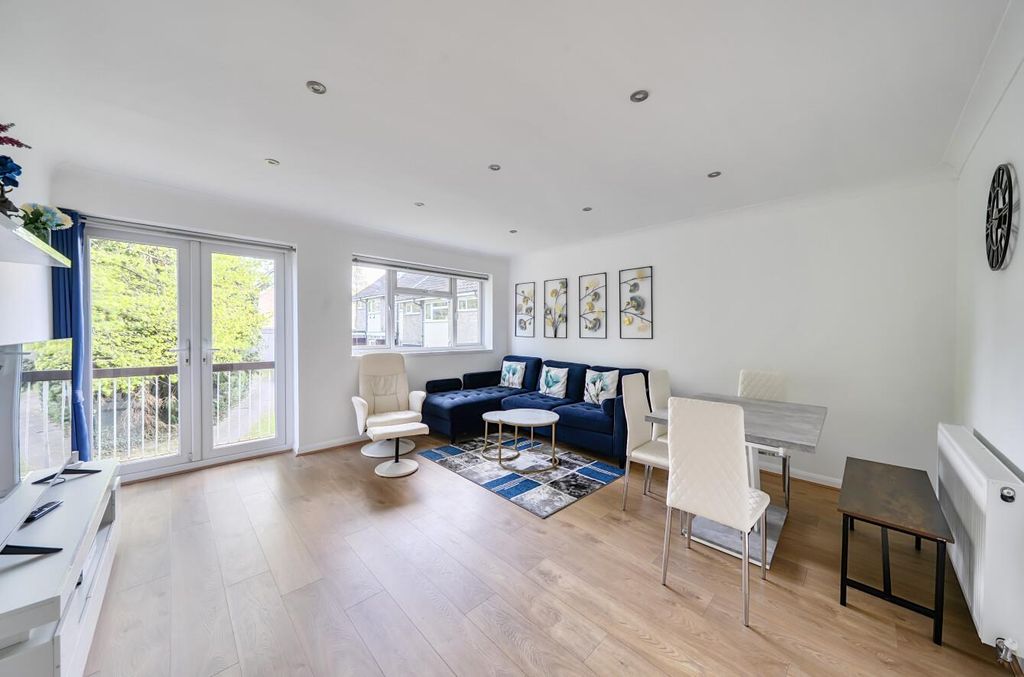 Property photo 2 of 11 Davidson Frost-Wellings, Dfw, Harriet Way, Wd23, L