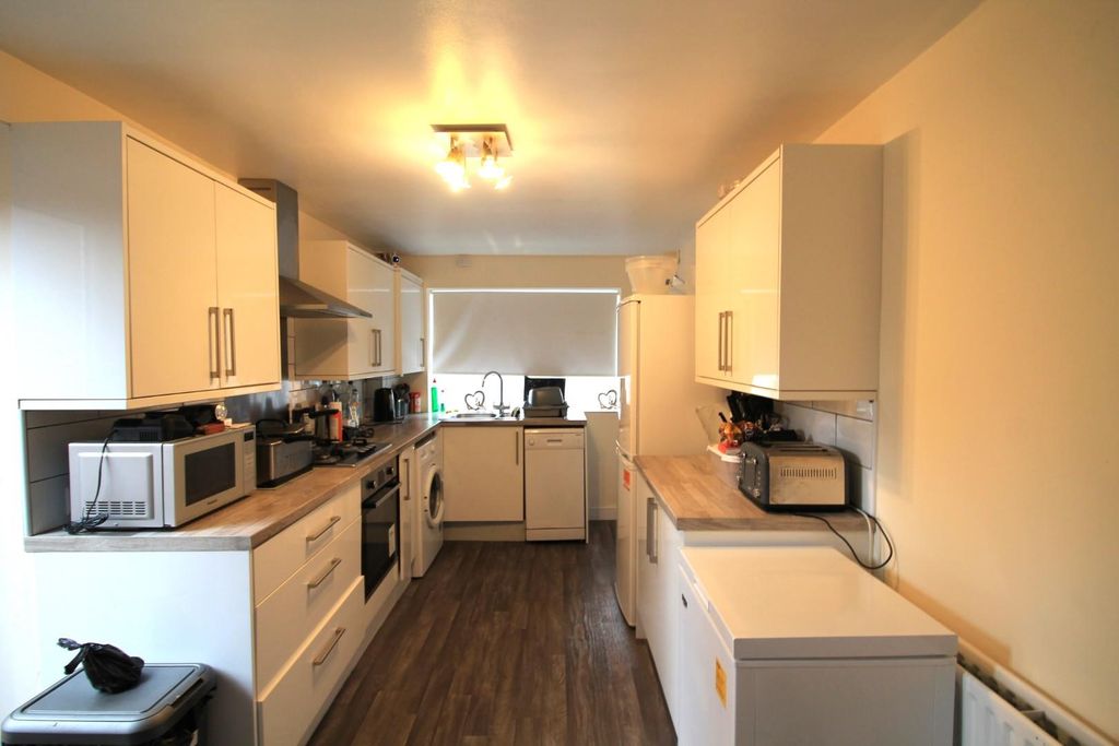 Property photo 2 of 9 Kitchen.Jpg