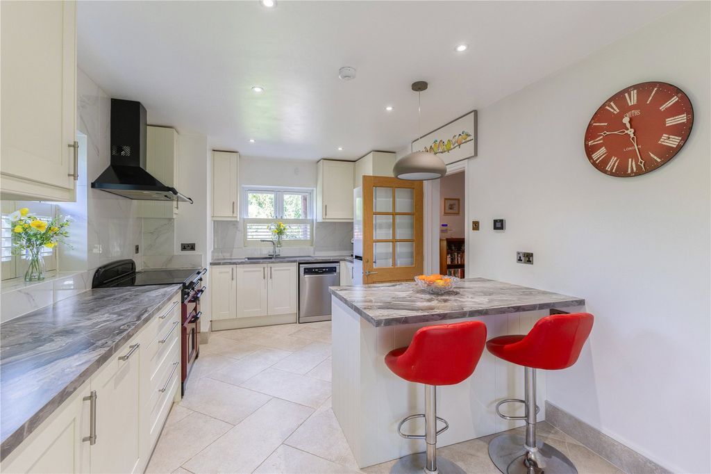 Property photo 3 of 16 Kitchen/Breakfast