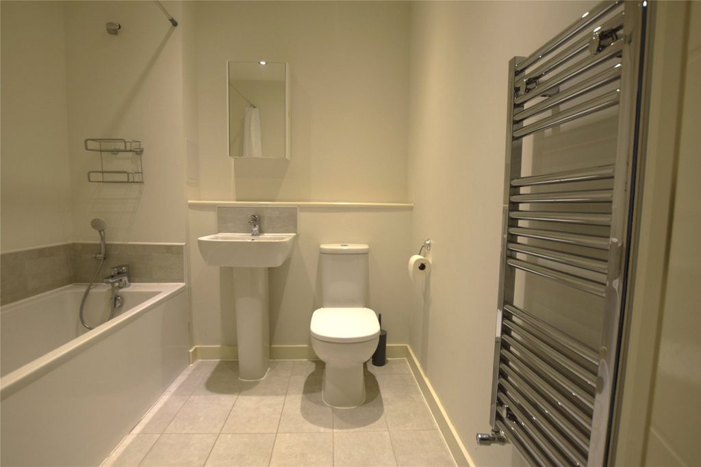 Property photo 3 of 10 Bathroom