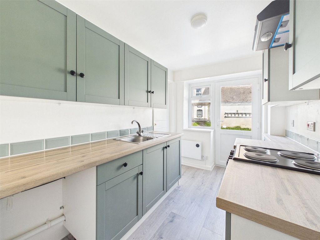 Property photo 3 of 10 Kitchen