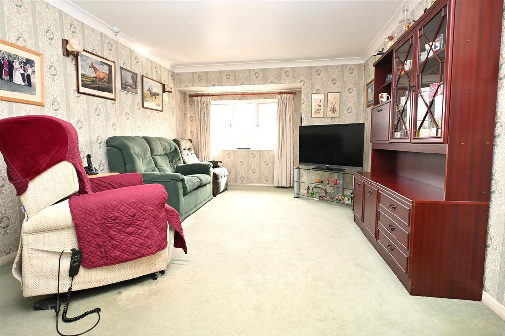 Property photo 2 of 9 Lounge