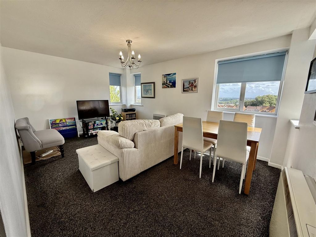 Property photo 2 of 11 Lounge