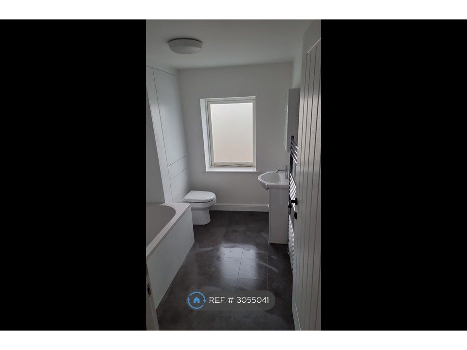 Property photo 2 of 14 Bathroom