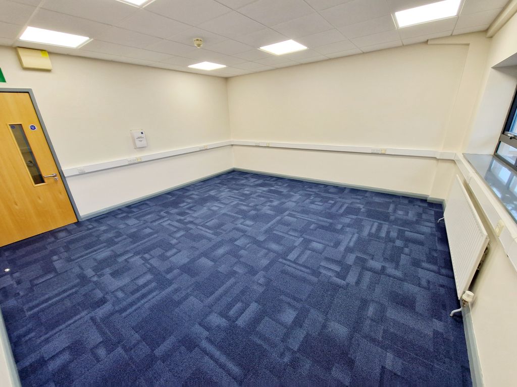 Property photo 3 of 10 Unit 90 To Let