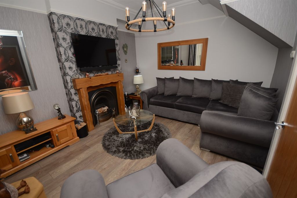 Property photo 3 of 13 Lounge