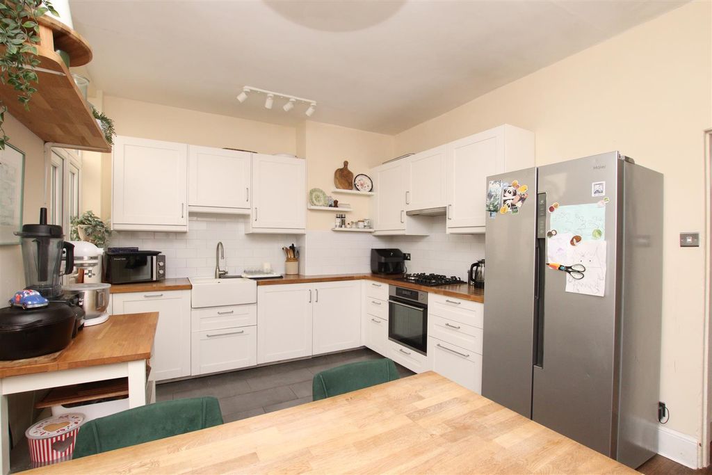 Property photo 2 of 11 Kitchen.Jpg