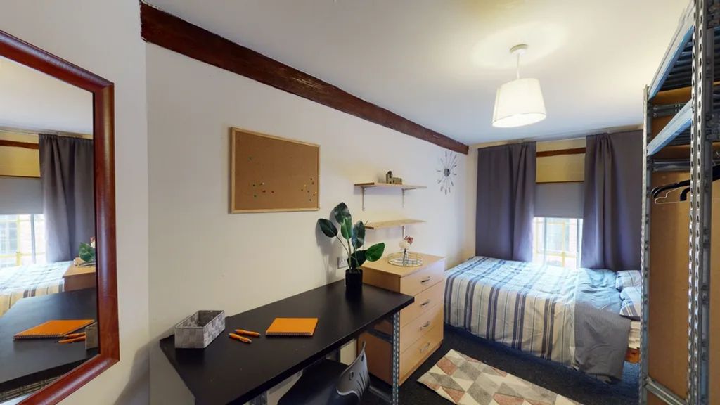 Property photo 2 of 13 A Bright And Inviting Double Bedroom, Perfect For ...