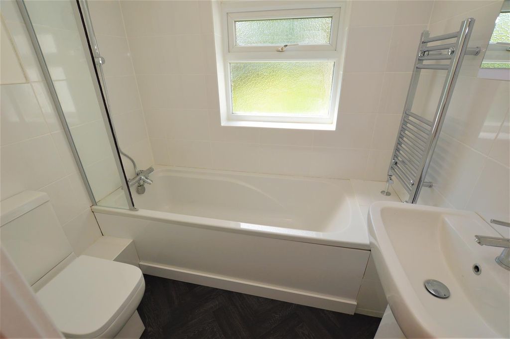 Property photo 3 of 11 Bathroom
