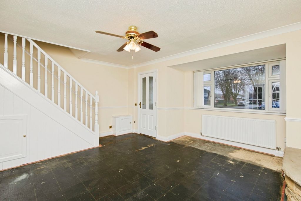 Property photo 2 of 21 Living Room