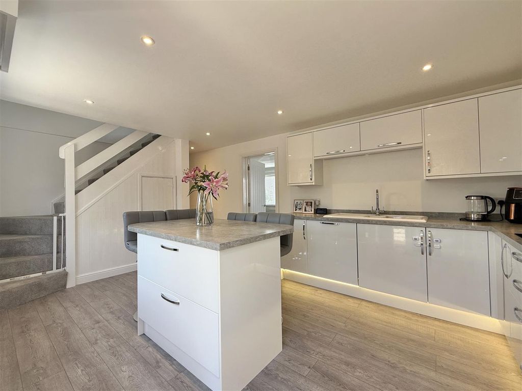 Property photo 2 of 23 Kitchen (3).Jpg