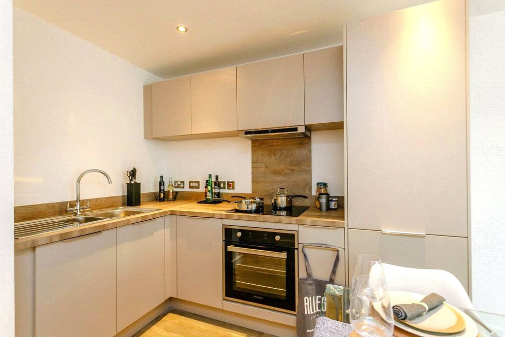 Property photo 3 of 8 Kitchen