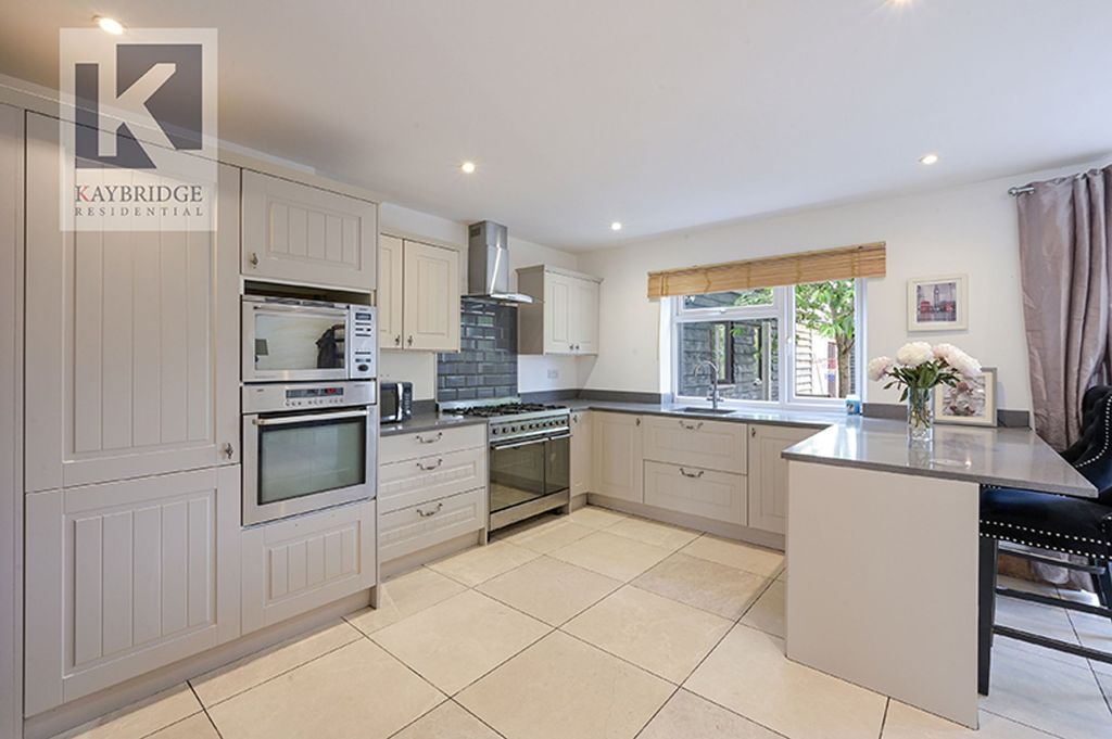 Property photo 1 of 20 West Gardens, Epsom