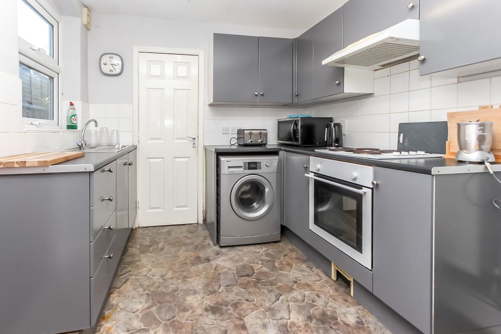 Property photo 3 of 7 Kitchen