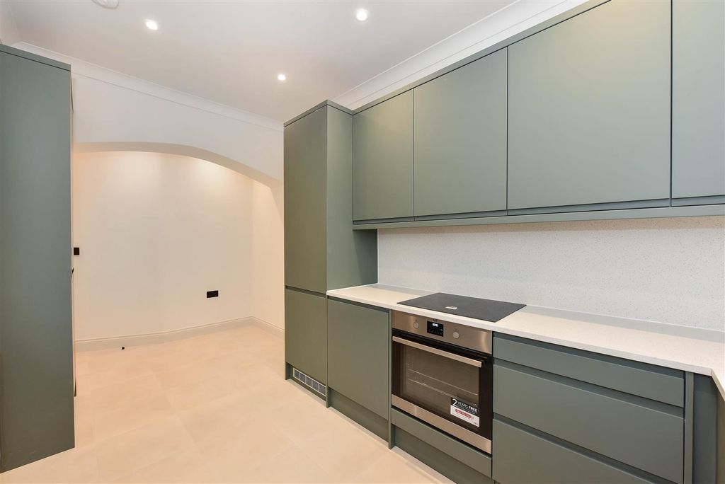 Property photo 3 of 14 64 Queensway (10).Jpg