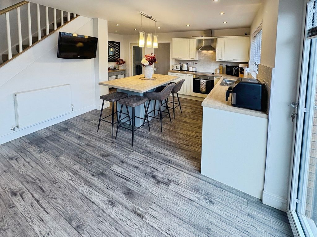 Property photo 3 of 28