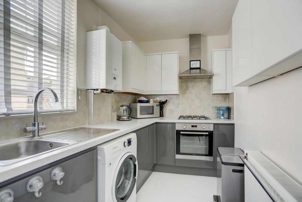 Property photo 3 of 21 Kitchen2