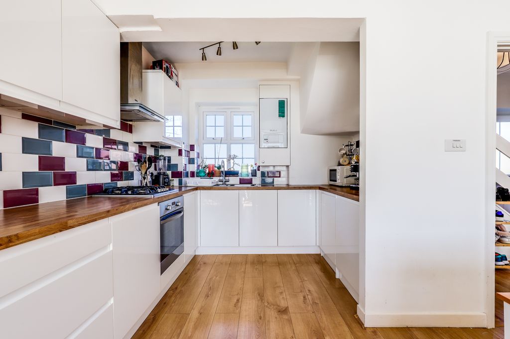 Property photo 2 of 14 13-F307Jhile - 61 Streatham Close - 37