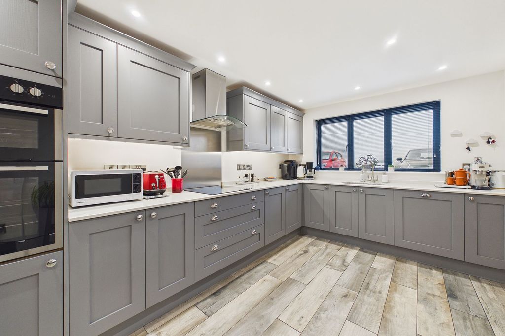 Property photo 2 of 27