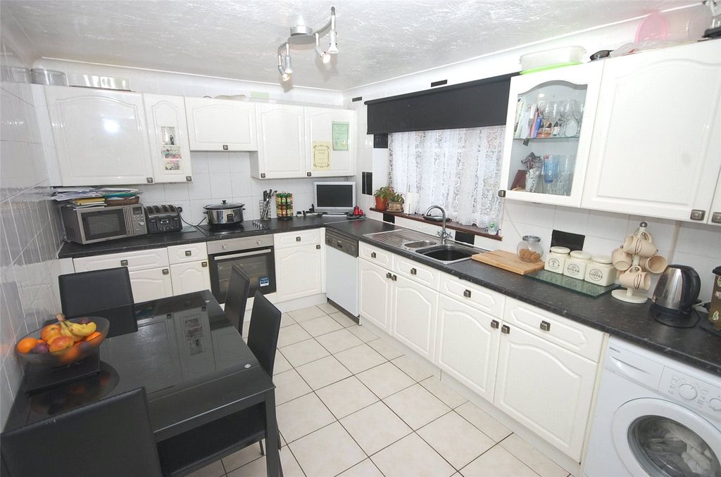 Property photo 2 of 9 Kitchen