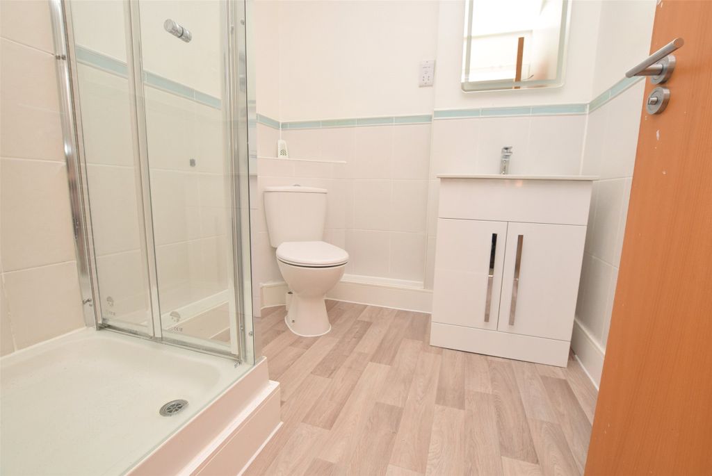Property photo 3 of 9 Ensuite