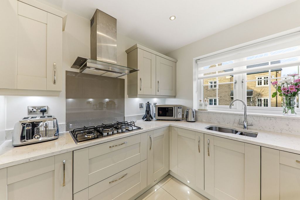 Property photo 3 of 28