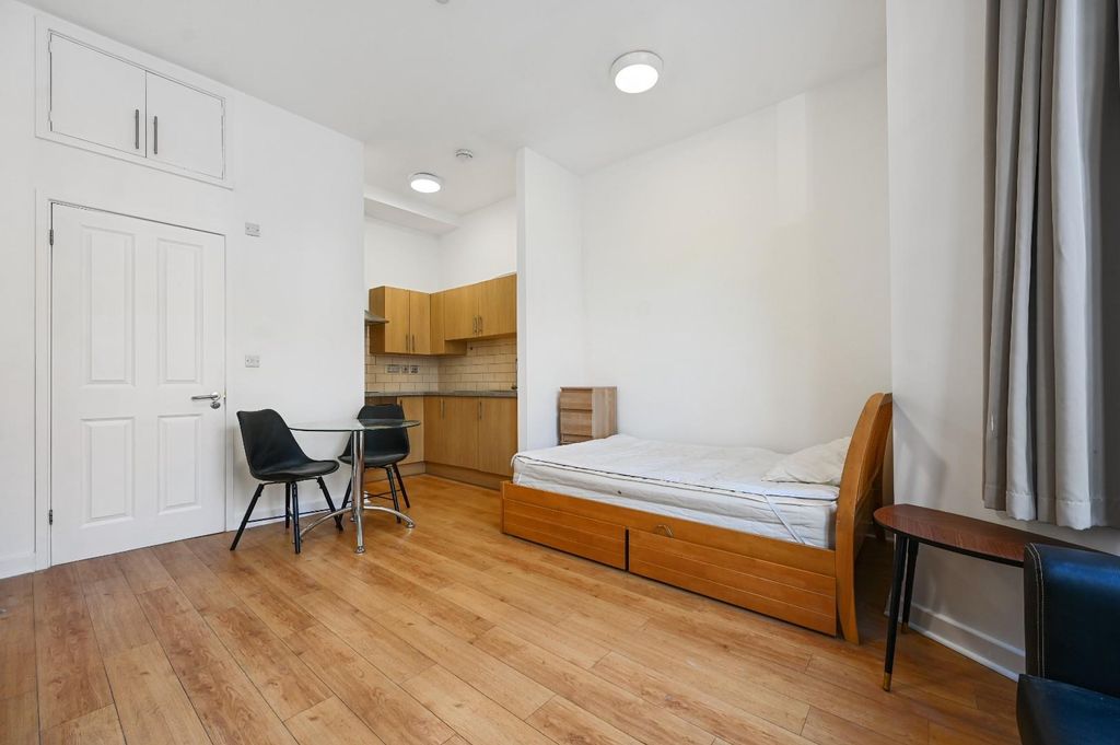 Property photo 2 of 8 Shepherds Bush Road