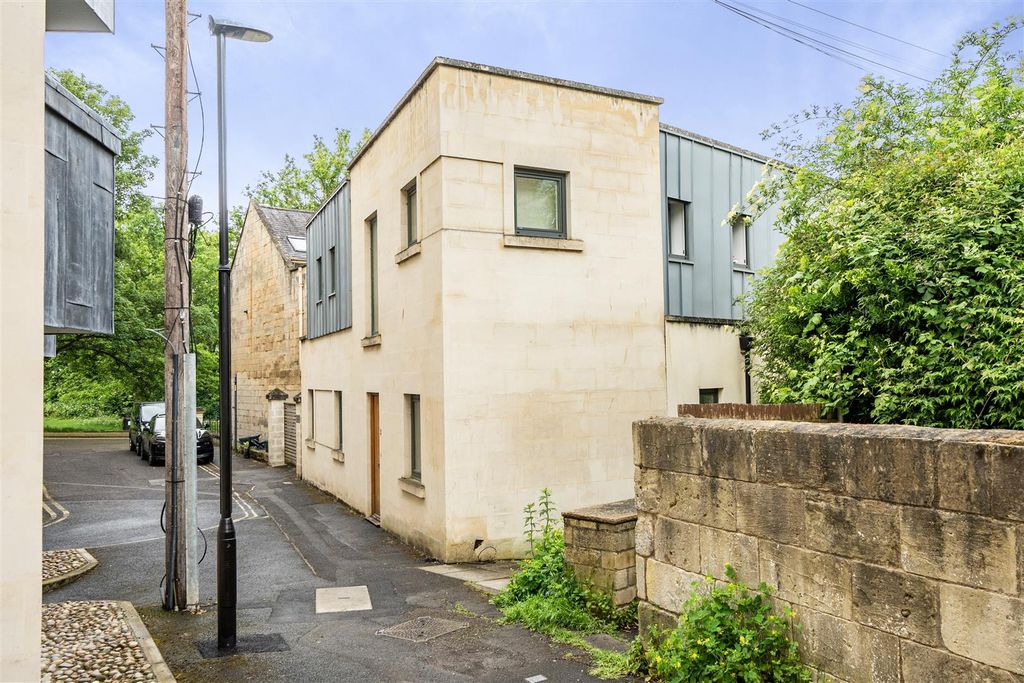 Property photo 3 of 12 Norfolk Court II.Jpg
