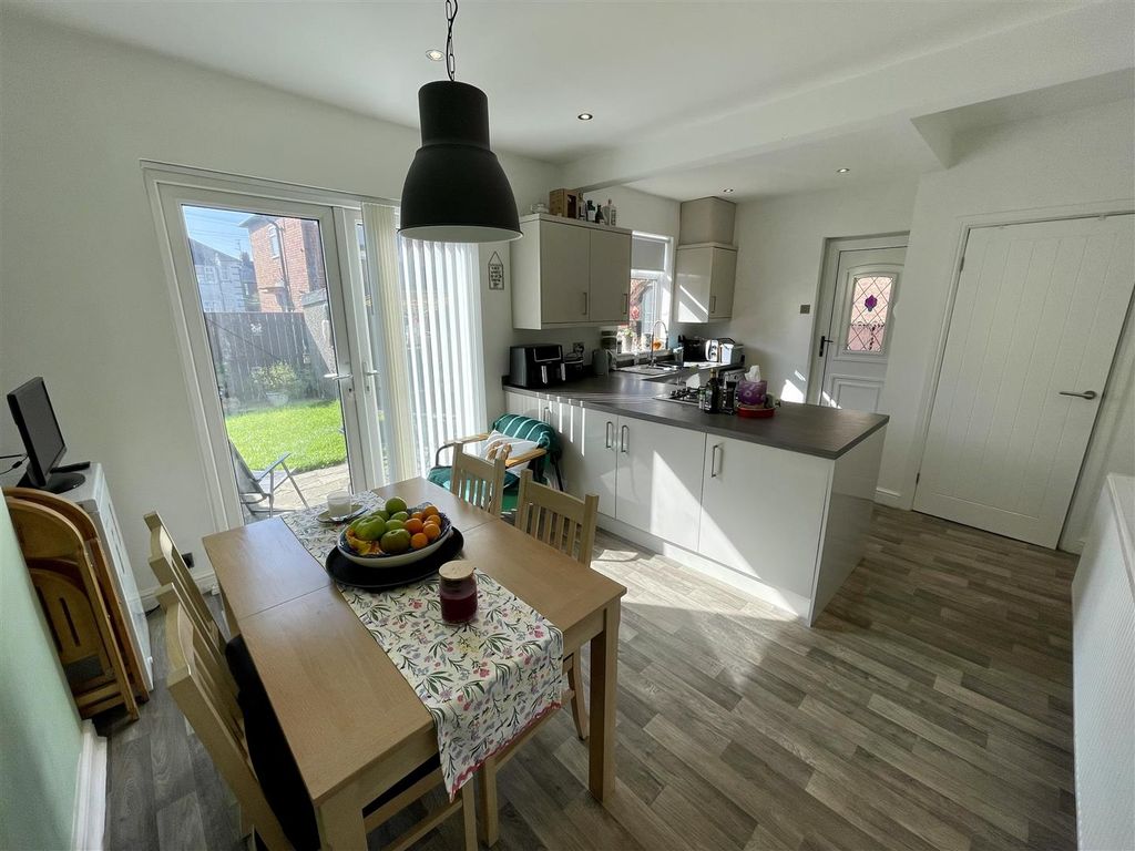 Property photo 3 of 8 Kitchen / Diner