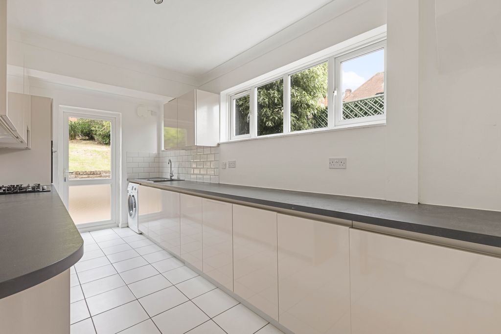 Property photo 2 of 14 16 Sunset Gardens, Se25 - 4