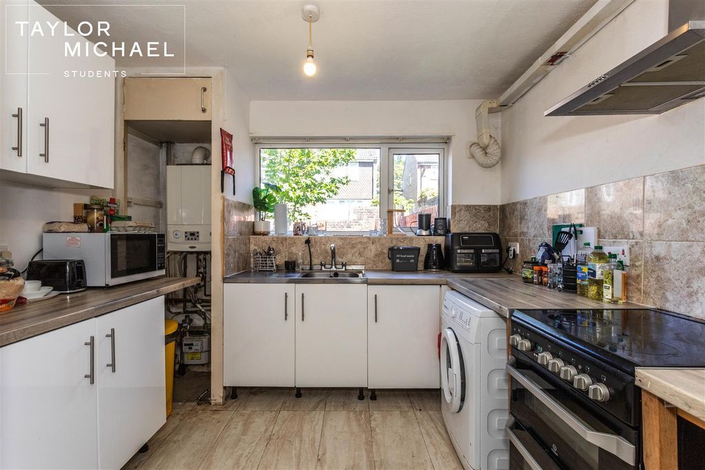 Property photo 2 of 18 Kitchen