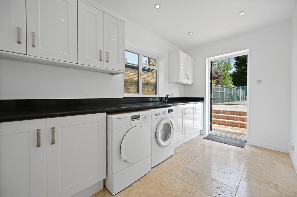 Property photo 3 of 16 Picture No. 17