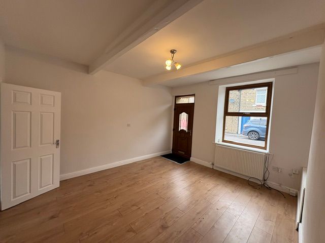 Property photo 3 of 19 Lounge