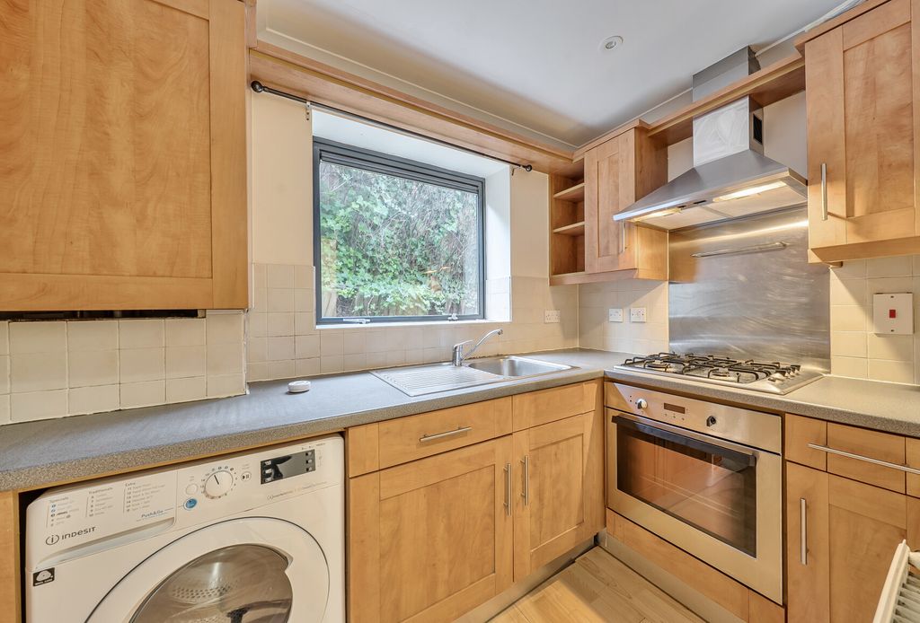 Property photo 2 of 8 1404776-1-697795E...