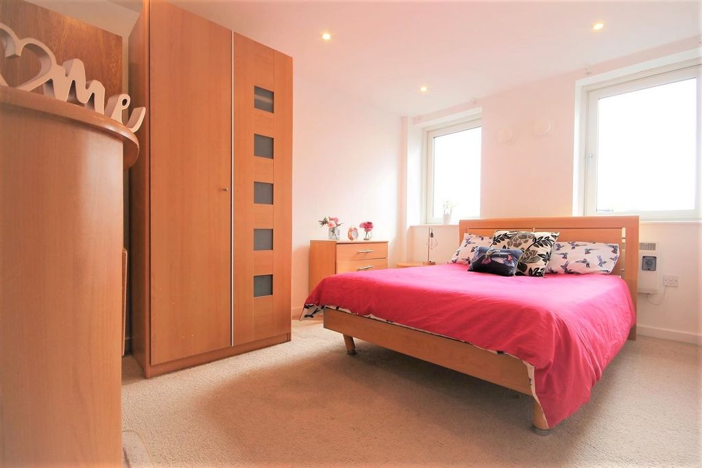 Property photo 3 of 15 A Bright And Welcoming Double Bedroom Featuring A ...