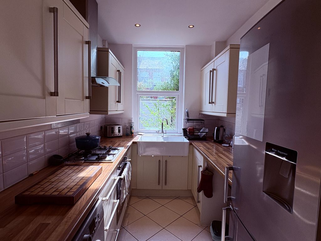 Property photo 3 of 14 Kitchen