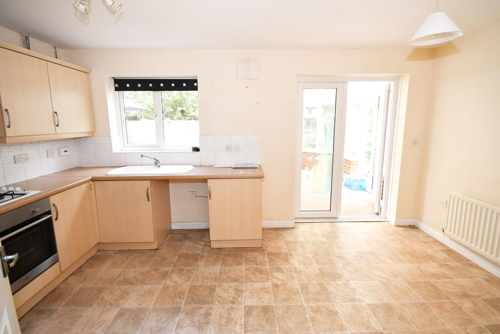 Property photo 3 of 8 Kitchen