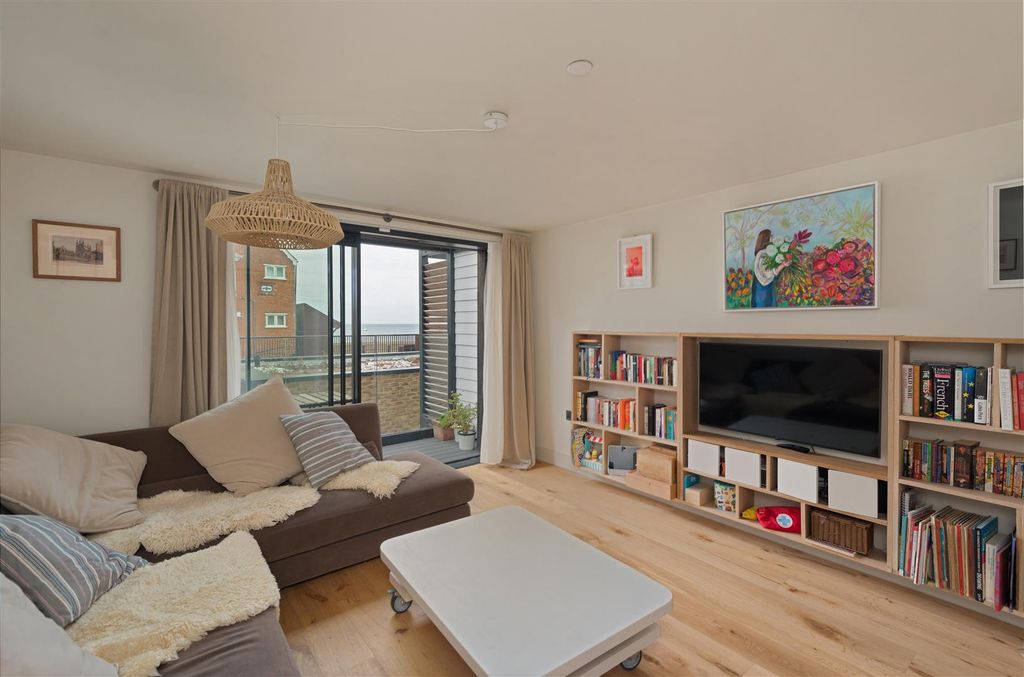Property photo 3 of 17 Sea Street, Whitstable