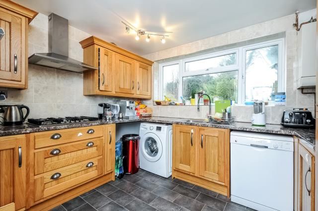 Property photo 3 of 10 Kitchen