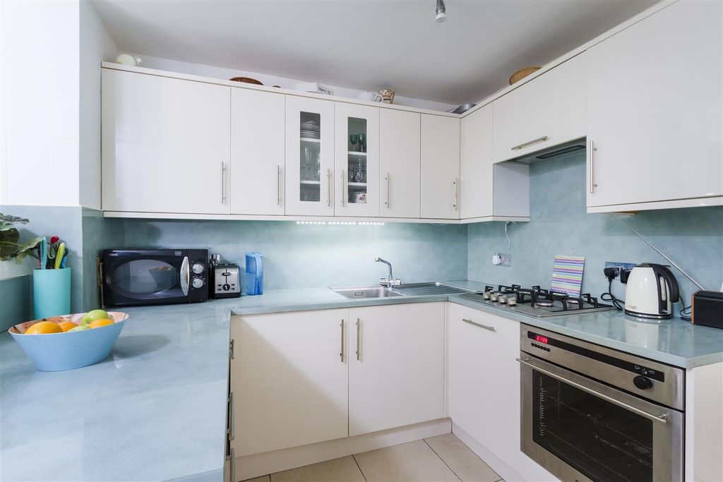 Property photo 3 of 8 Dorville Crescent