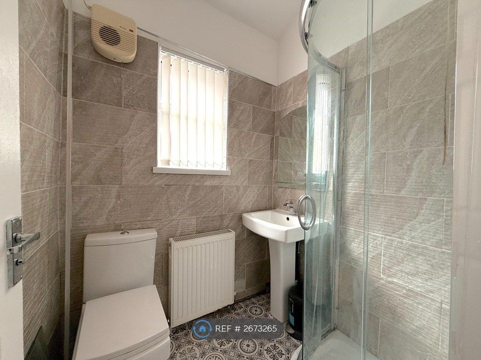 Property photo 2 of 7 Bathroom 1