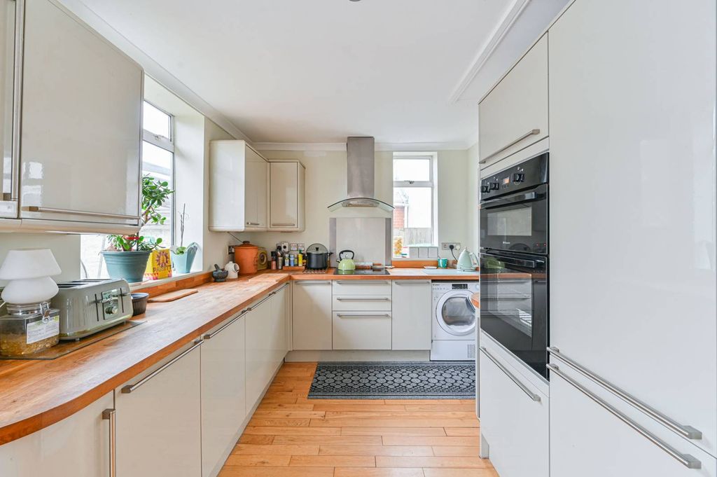 Property photo 2 of 23