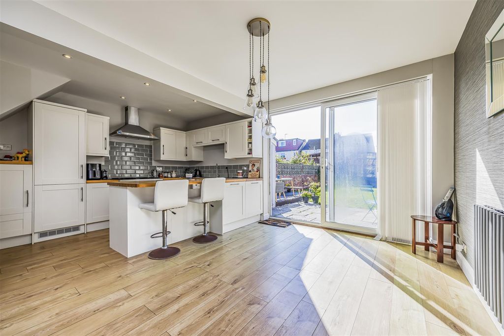 Property photo 3 of 21 2 Wesley Grove, Copnor-Porticomarketing-Soldby-16.