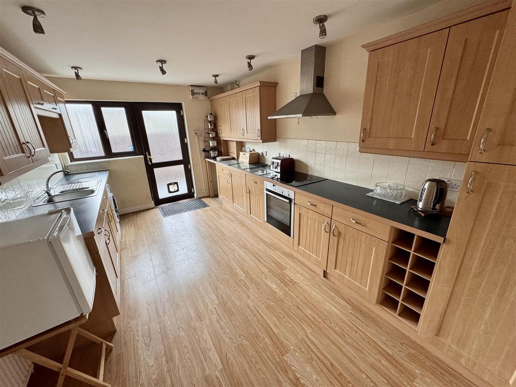 Property photo 3 of 15 Kitchen