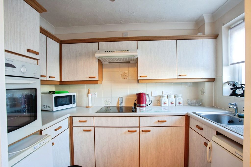 Property photo 3 of 10 Kitchen