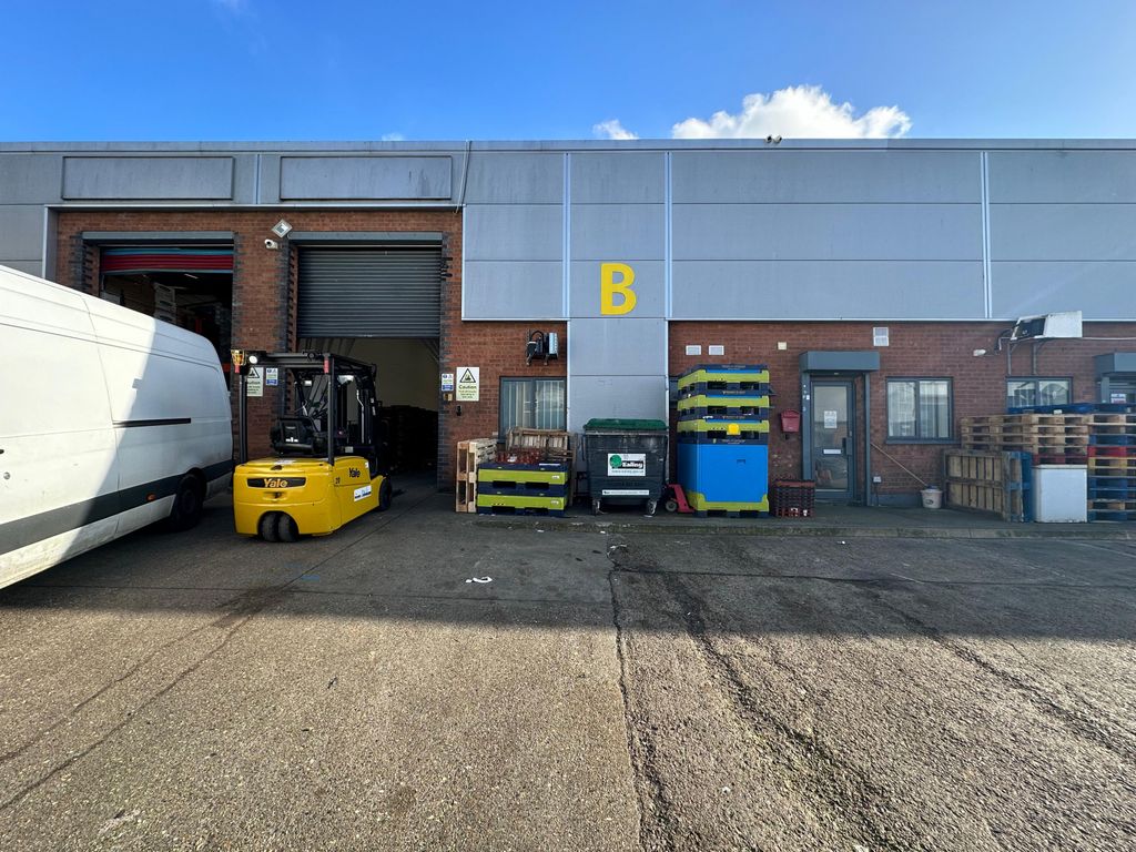 Property photo 1 of 10 Industrial Unit To Let In Southall