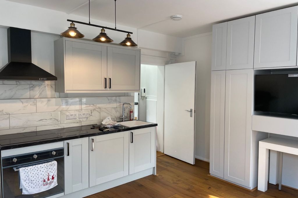 Property photo 3 of 11 68CM Gloucester Gardens, Paddington, London W2 6Bn