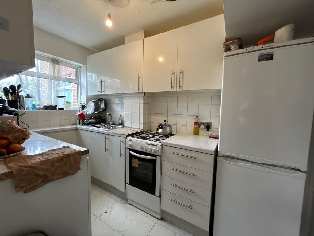 Property photo 1 of 4 Amazing 1 Bedroom Semi Detached House In Hounslow Tw3